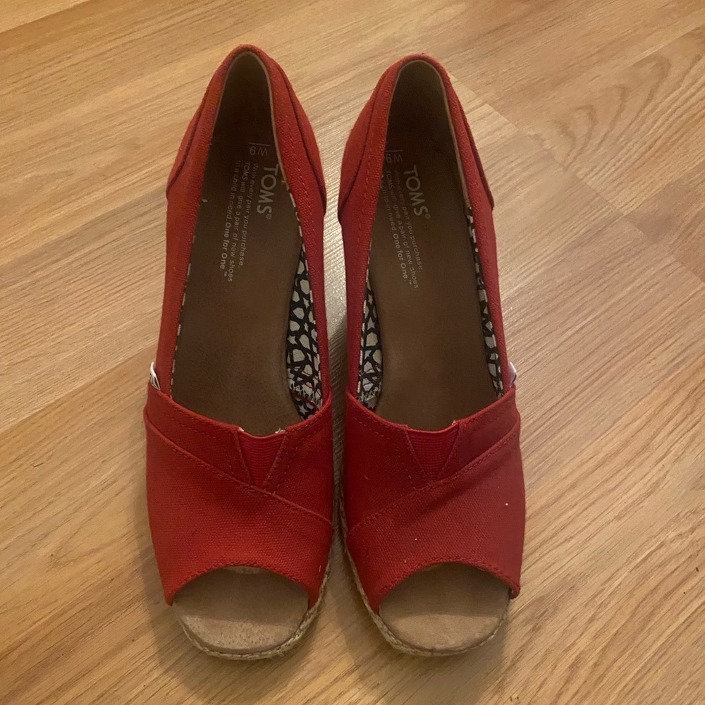 TOMS Women's Red Peep Toe Wedges